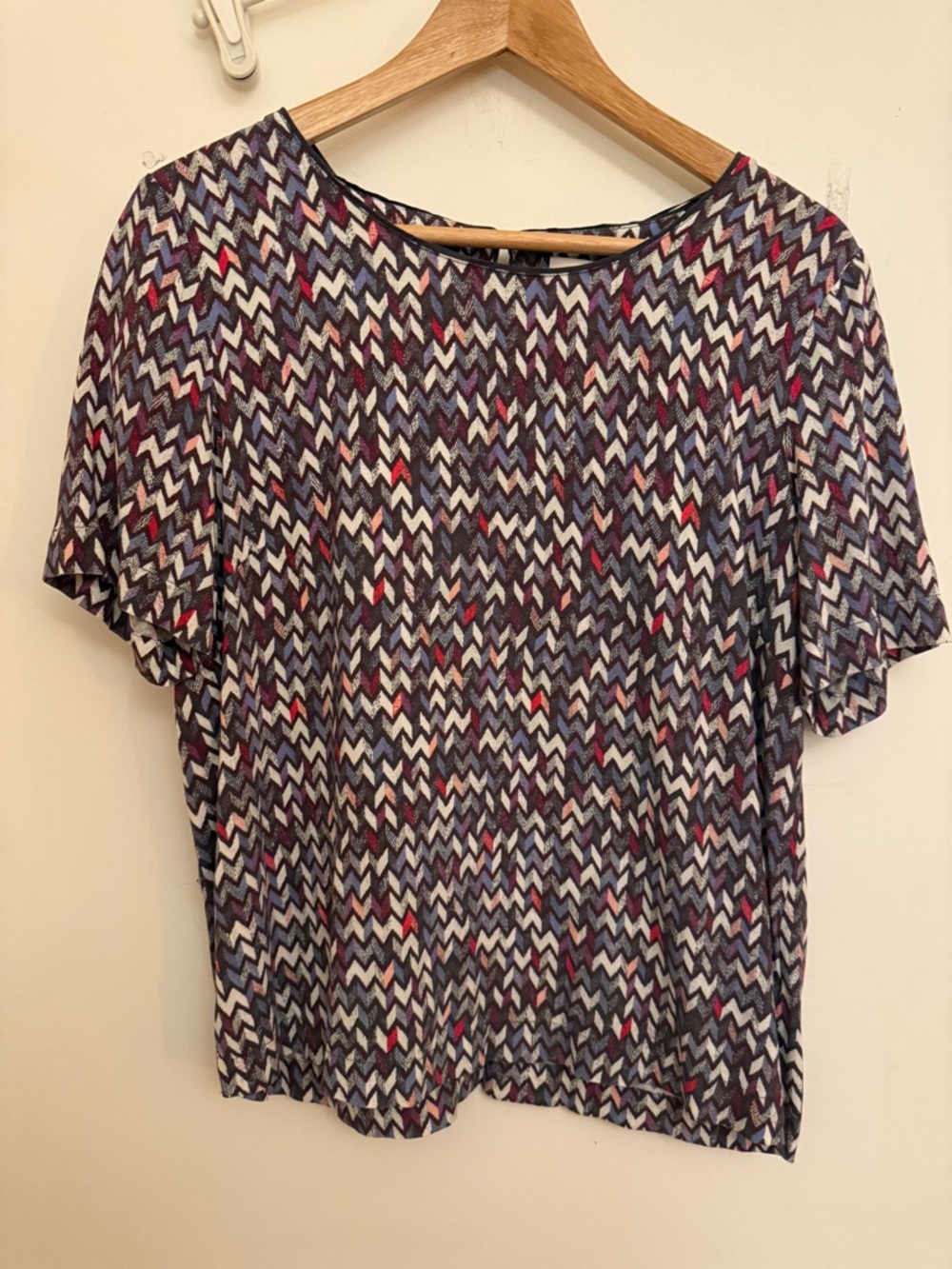 Women's Short-Sleeve Chevron Print Top in Multi-Color - Artsy, European